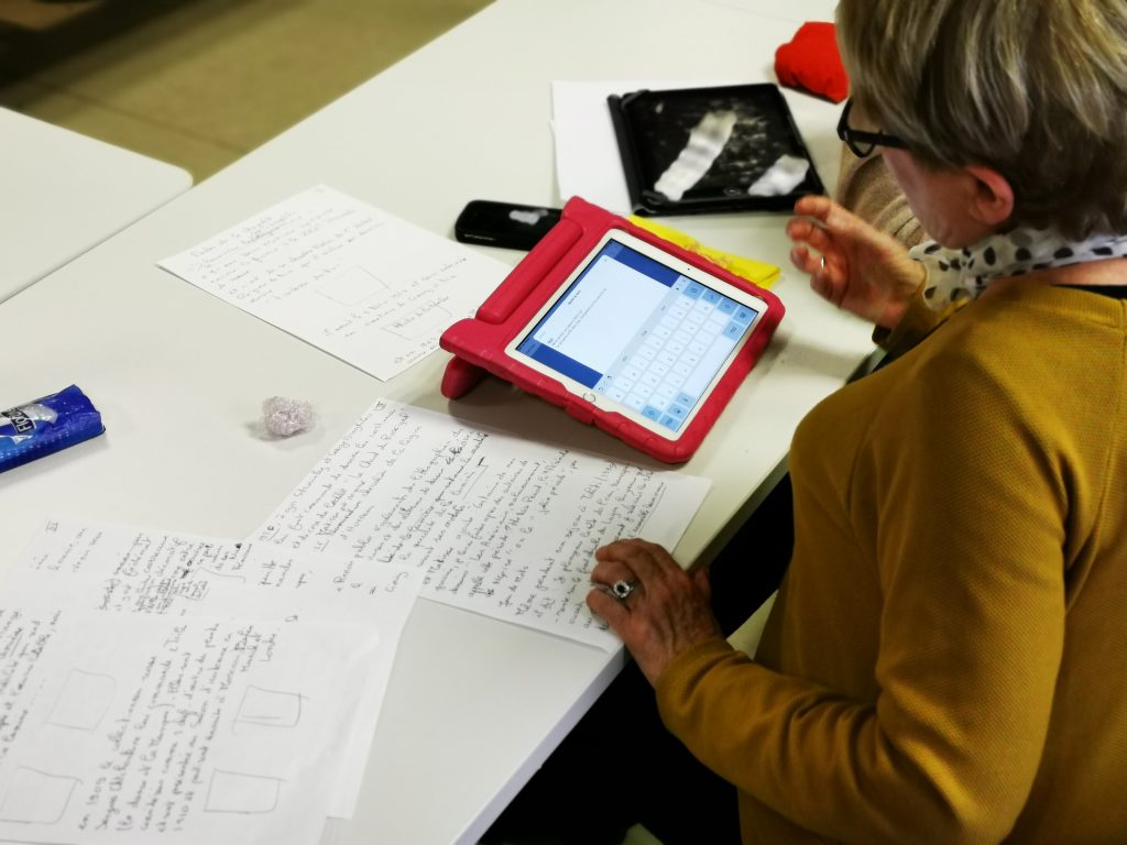 Inclusion numérique des séniors : photographie d'une apprenante utilisant une tablette