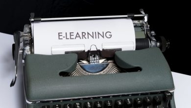Photo d'une machine à écrire avec le titre "E-learning", parfois employé comme synonyme de l'autoformation.