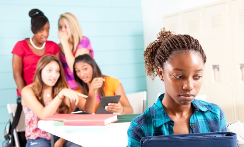 groupe de filles qui cyberharcèlent leur camarade de classe