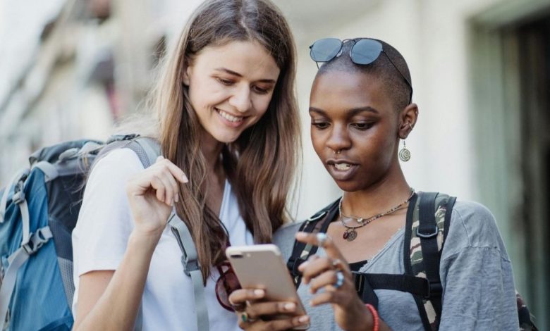 Voyager connecté·e : 5 conseils numériques pour faciliter vos vacances
